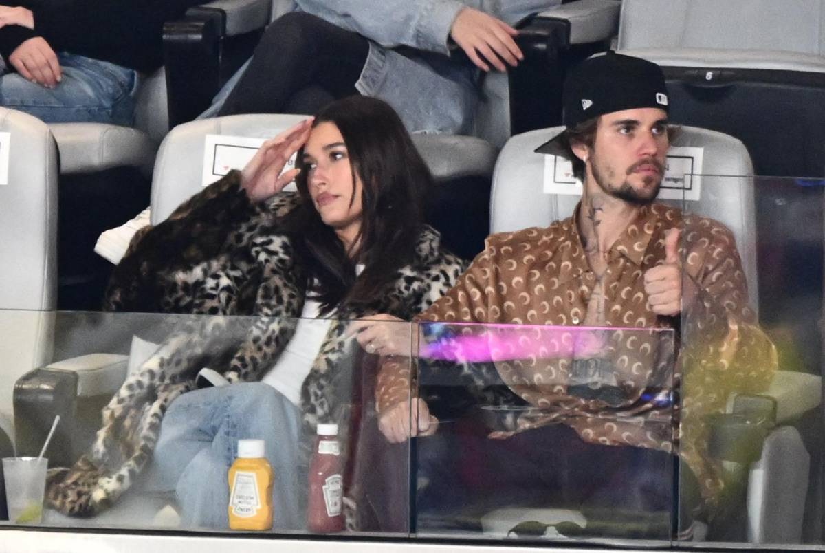 Justin Bieber con su esposa Hailey Bieber en el Super Bowl.