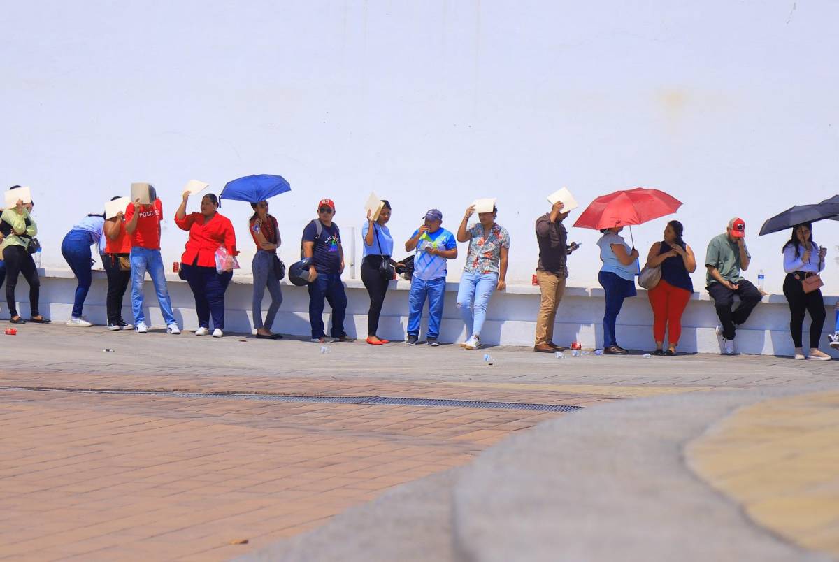 Hondureños hacen fila para conseguir un empleo.