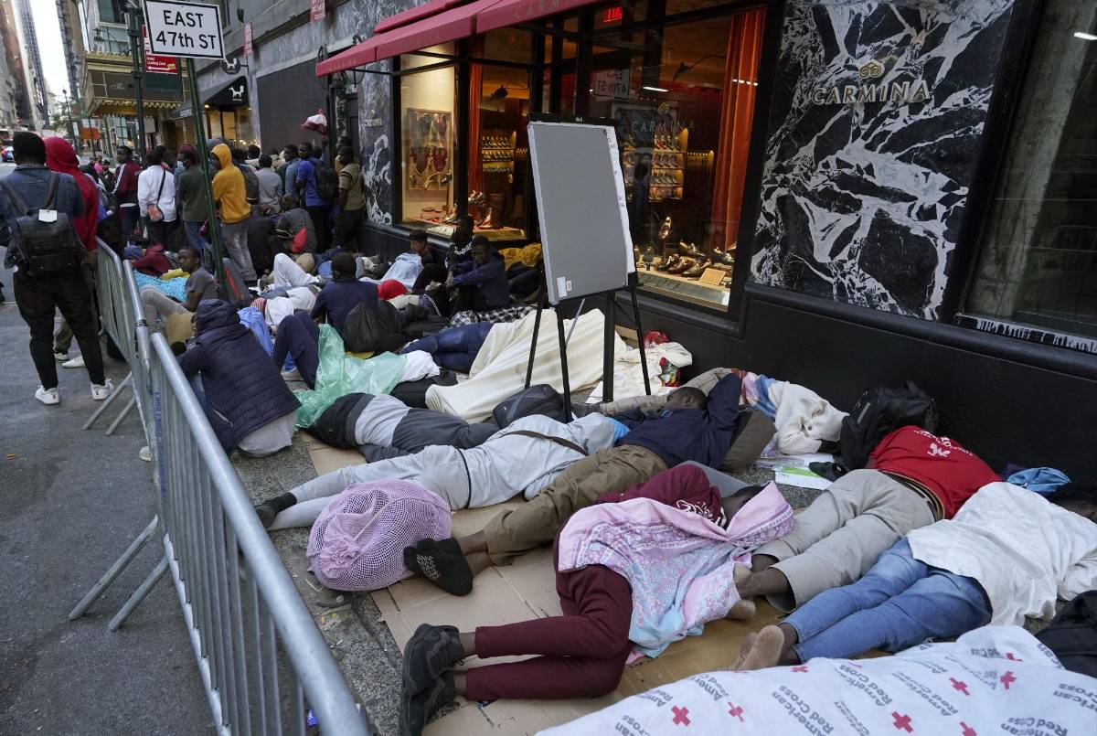 “No hay espacio”, cientos de migrantes esperan un alojamiento en Nueva York