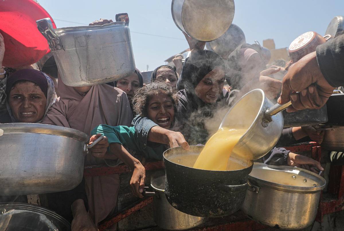 Comienzan lanzamientos aéreos de ayuda alimentaria en Gaza ante la hambruna