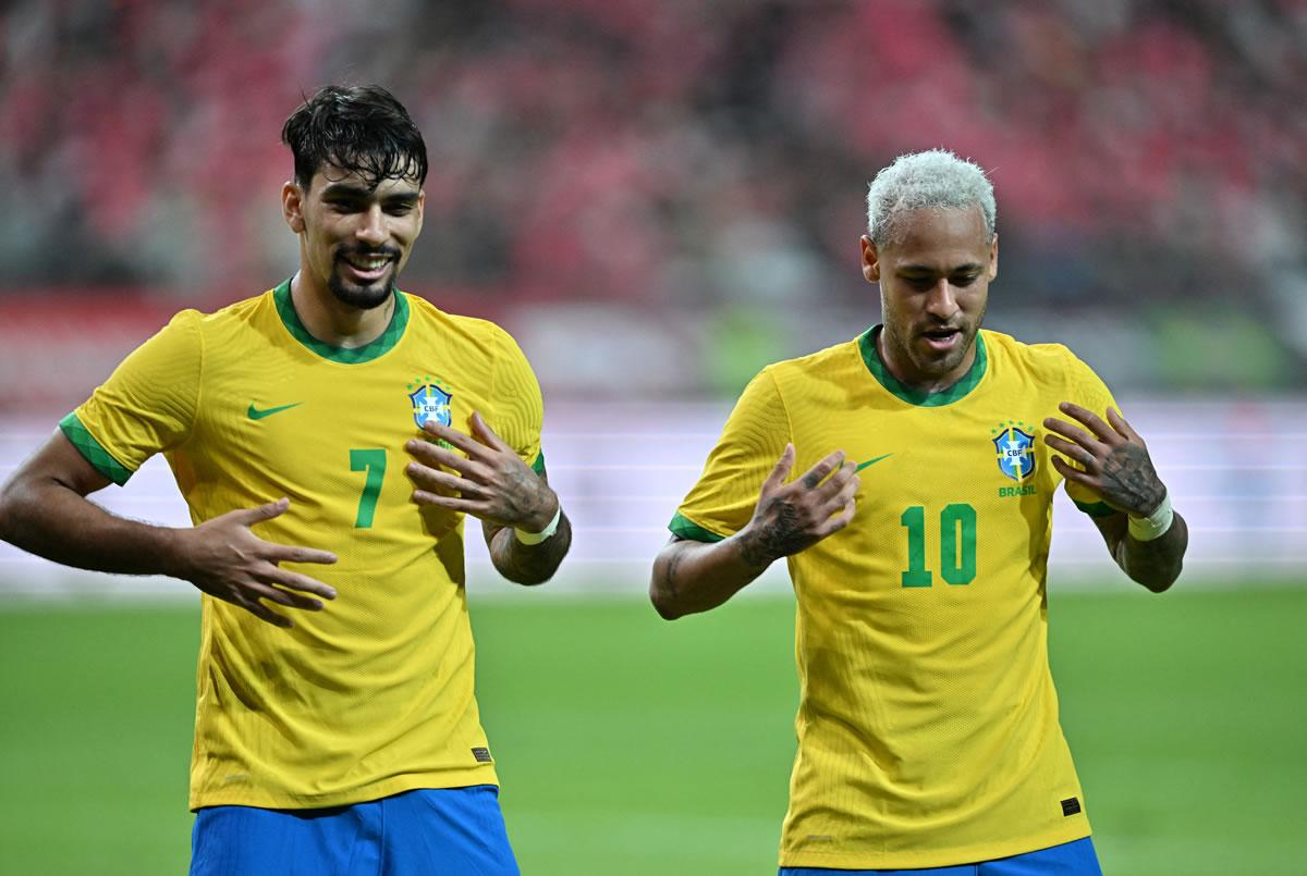 Neymar festejó sus goles con bailes.