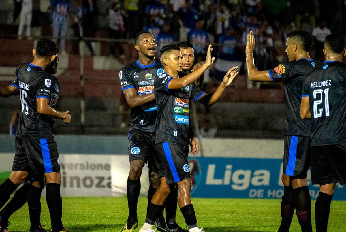 Alexy Vega celebrando con sus compañeros el gol que le dio el triunfo al Victoria.