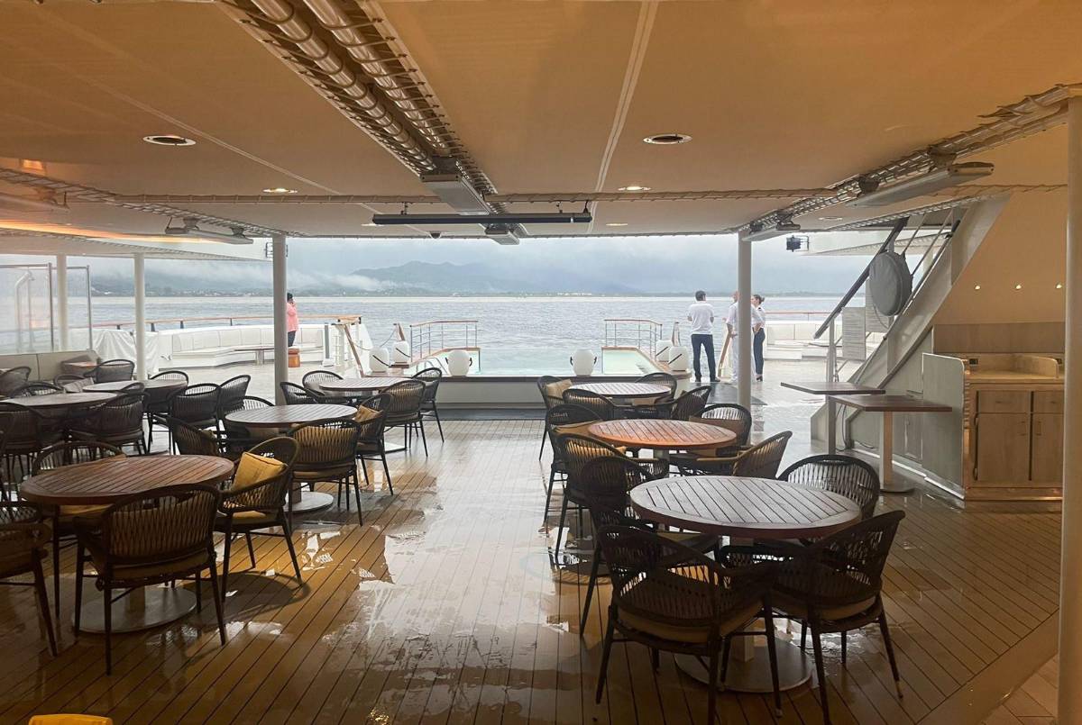 Vista al exterior desde dentro del crucero Le Dumont-d’Urville, en Tela, Atlántida (Honduras).