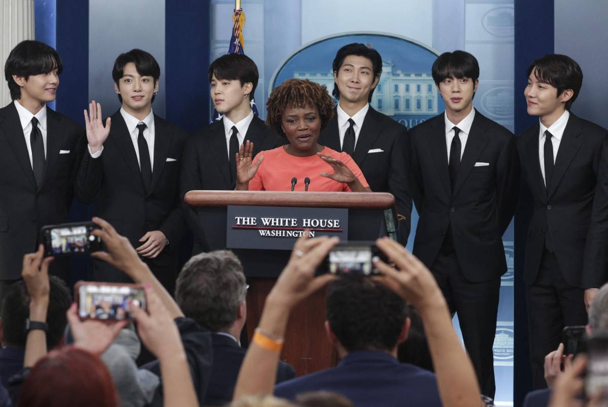 La secretaria de prensa de la Casa Blanca, Karine Jean-Pierre, dio la bienvenida a la ‘boyband’ surcoreana BTS.
