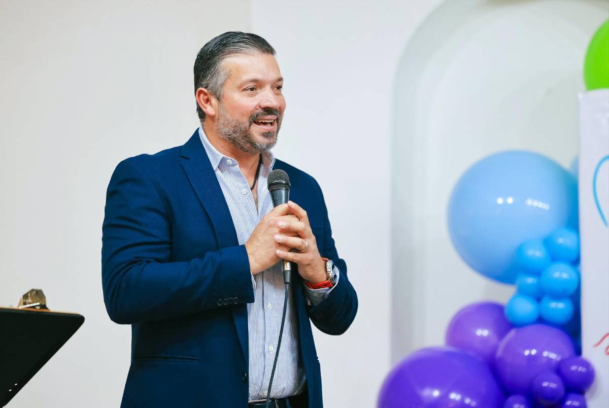 Alcalde y sus escoltas golpean a un mesero porque tardó en tomar su orden