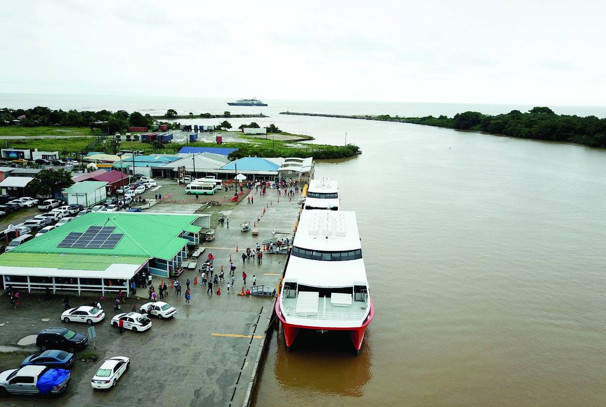 Turistas franceses disfrutaron de los sitios turísticos de La Ceiba