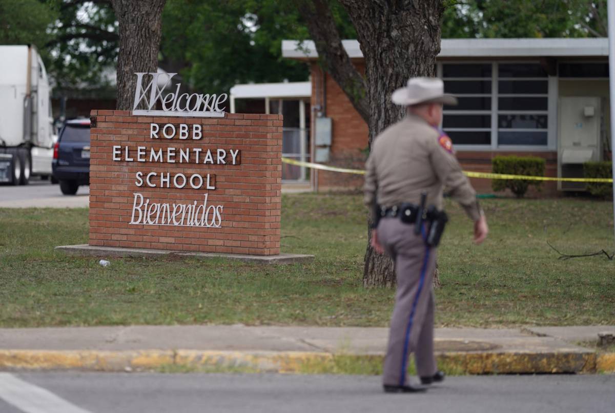 Biden ordena ondear banderas a media asta por el tiroteo en escuela de Texas