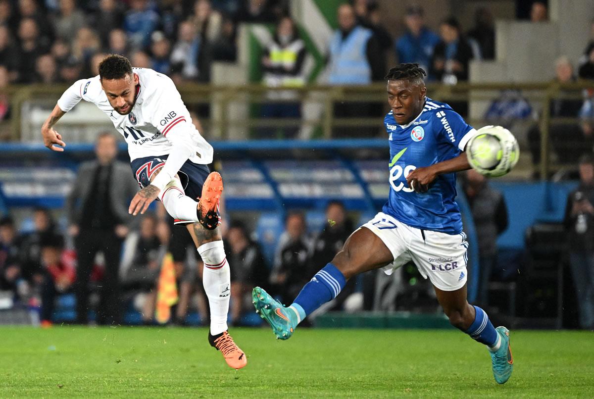 Neymar disparando a la portería del Estrasburgo.