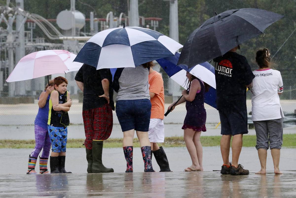 Tormenta Mindy descarga lluvias en el sureste de EEUU y Larry avanza hacia Canadá