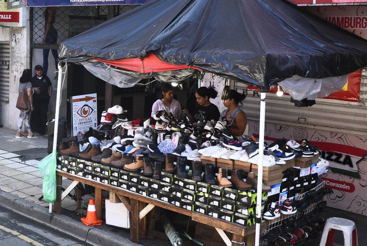 Los vendedores estacionarios en su mayoría, ofrecen ropa, zapatos y accesorios para celulares pero se quejan por las bajas ventas.