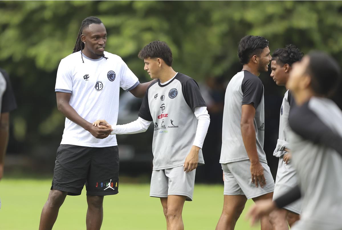 El futbolista hondureño se dirige a sus jugadores para dar indicaciones y consejos.