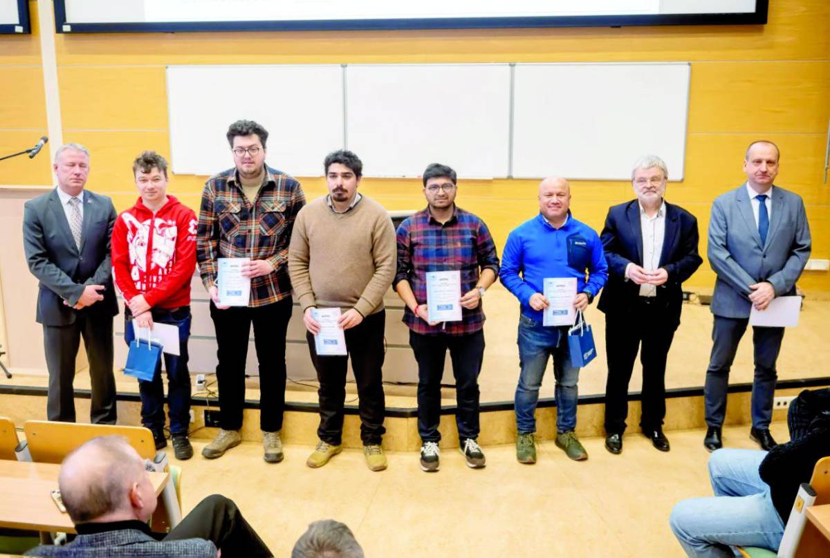 Johan Cárcamo y sus compañeros de equipo reciben un reconocimiento por parte de la universidad Gdanska.