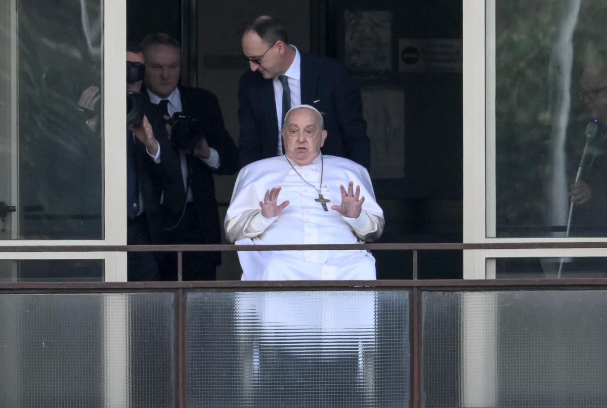 Las primeras imágenes del Papa Francisco tras salir del hospital
