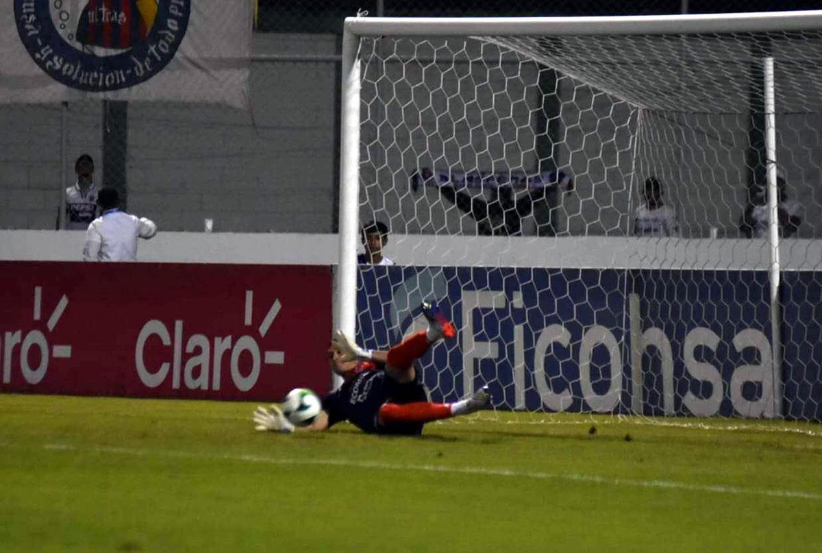 Así paró Harold Fonseca el penal de Jorge Benguché.
