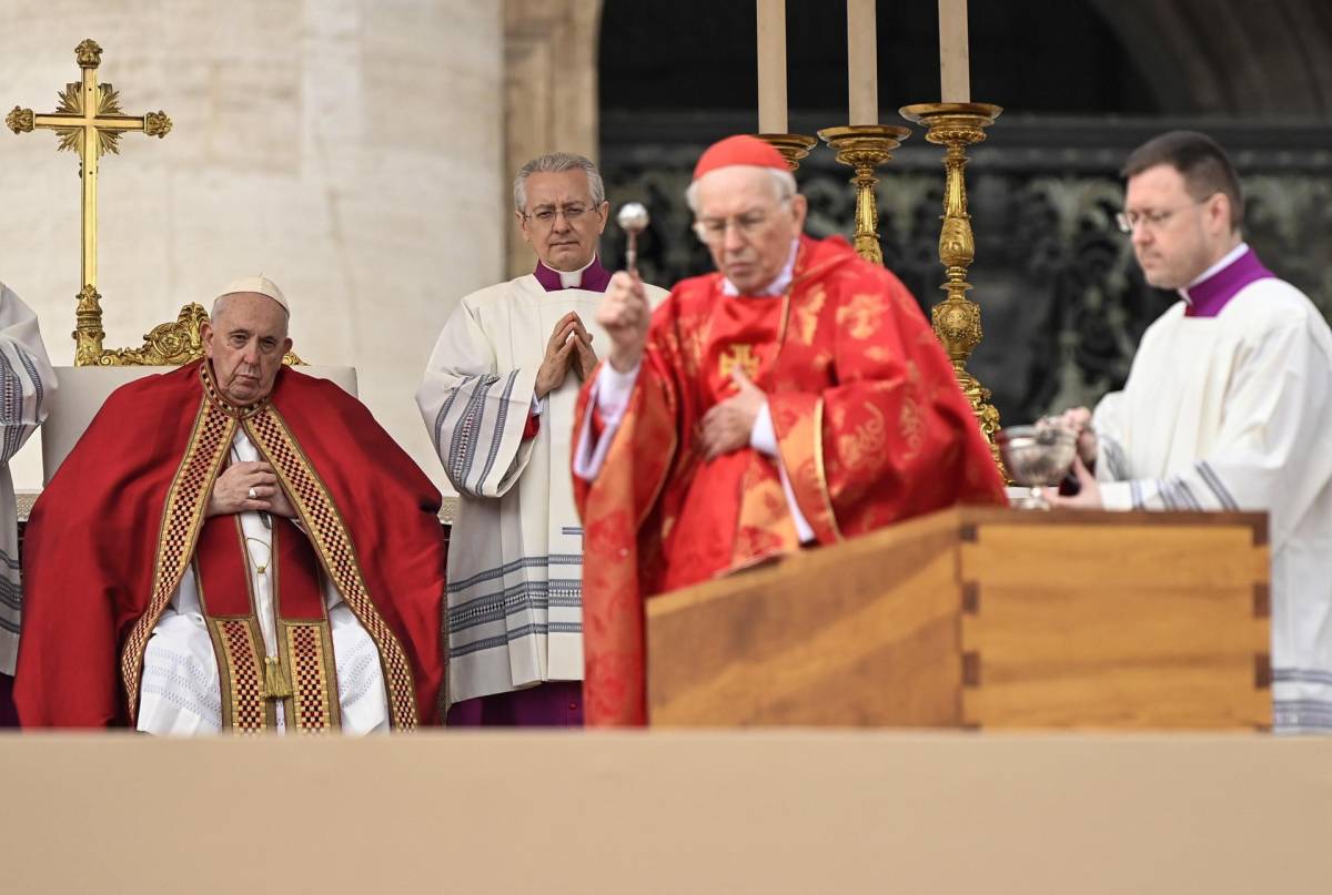 Trasladan ataúd de Benedicto XVI a la cripta para su sepultura