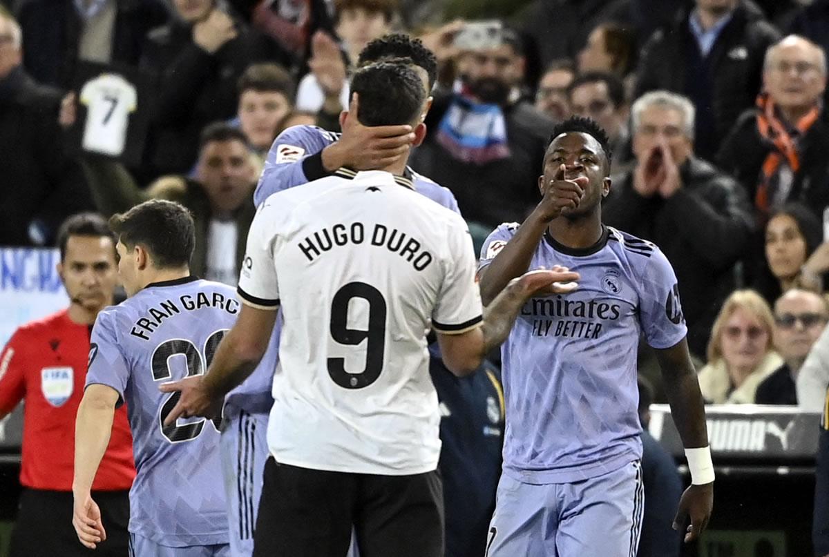 Hugo Duro le reclamó a Vinicius por su festejo, dedicándole el gol a los aficionados del Valencia.