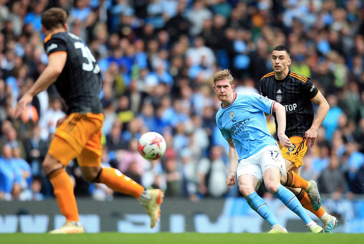 El belga Kevin de Bruyne luchando el balón con el español Marc Roca.