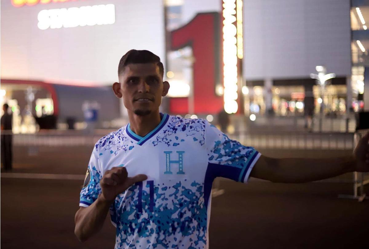 Carlos Ramírez posando muy feliz con su camiseta.