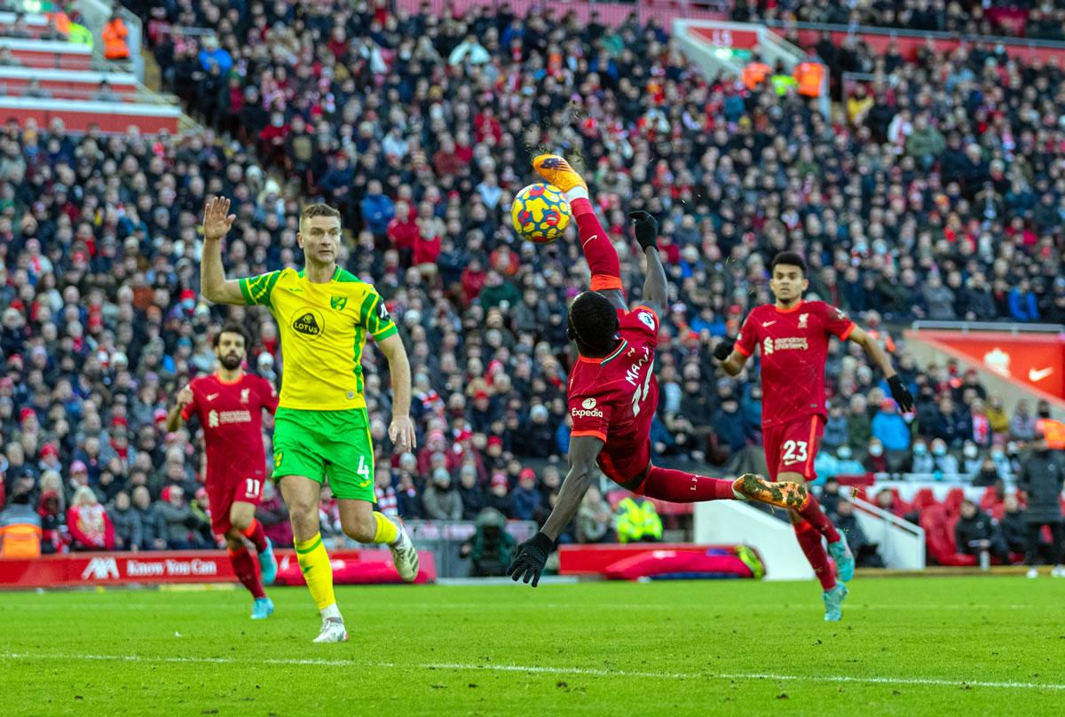 El maravilloso disparo acrobático de Sadio Mané para igualar el juego.