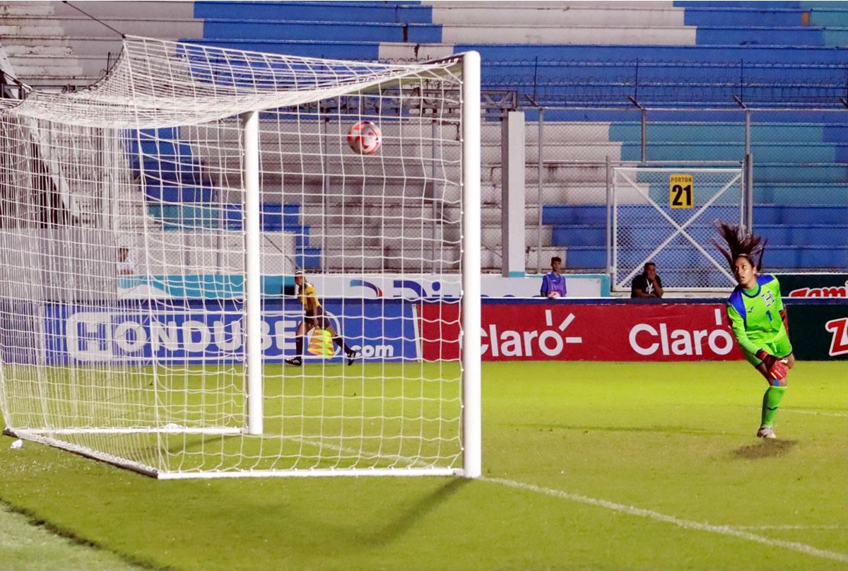 Por ahí entró el derechazo de Danielle Fuentes, mientras Madelinne Nieto solo observaba.
