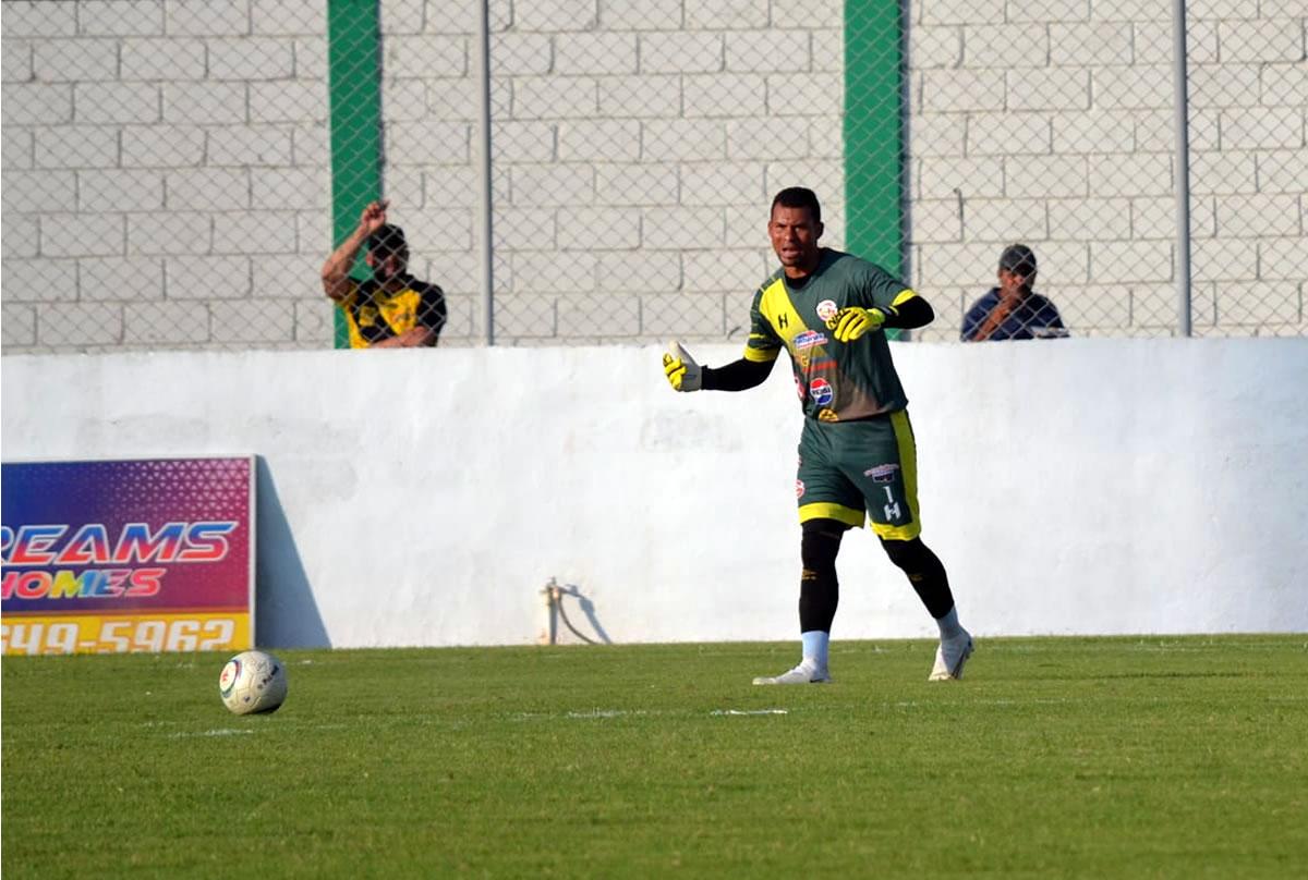 El portero hondureño le dio el triunfo al Génesis con su golazo.