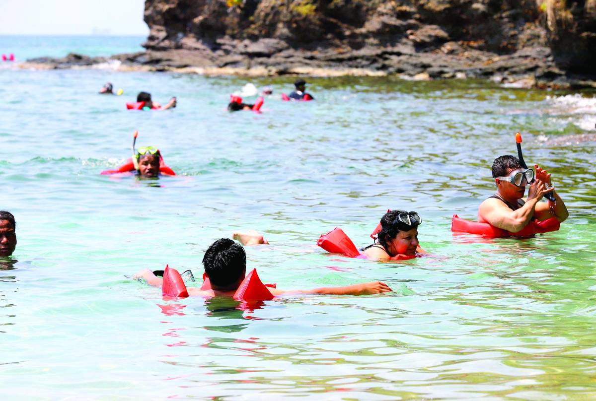 Alrededor de 30,000 turistas al año visitan los Cayos Cochinos. Un 30% de los turistas son extranjeros.