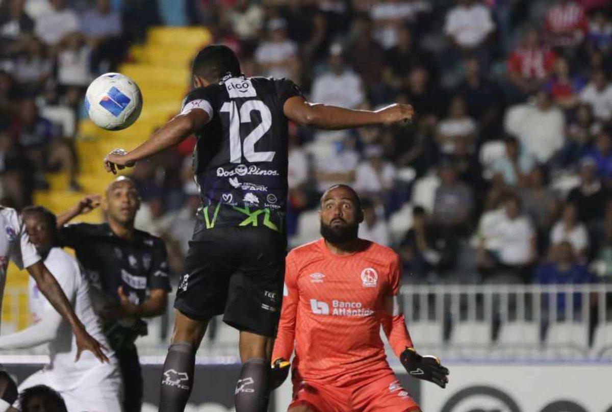 Edrick Menjívar reacciona tras ridículo de Olimpia y la salida de Pedro Troglio