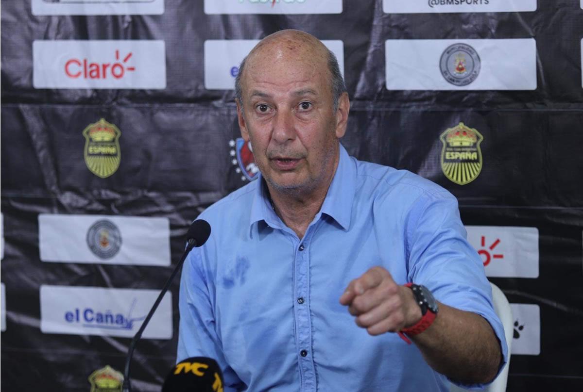 Miguel Falero mostró su malestar en conferencia de prensa.