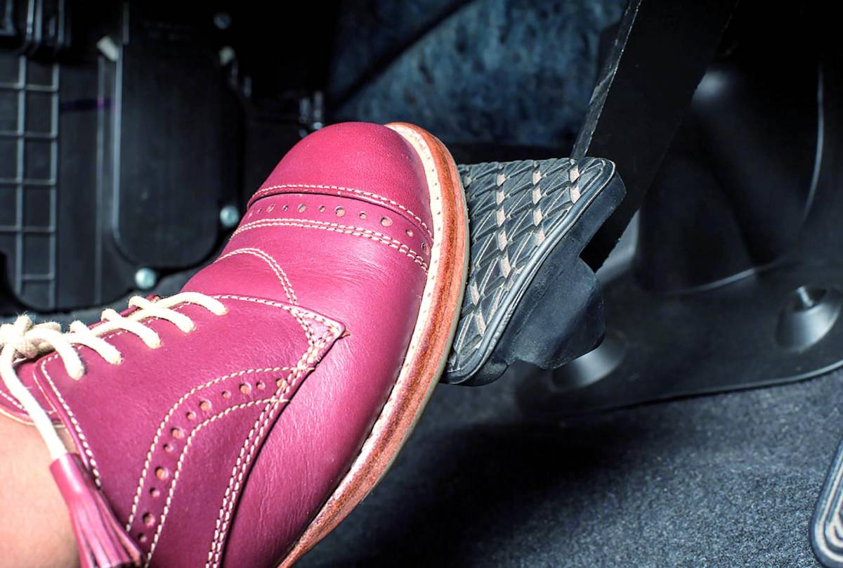 El líquido de frenos sirve para transmitir la fuerza aplicada sobre el pedal desde el conductor hacia los frenos, permitiendo así detener o disminuir la velocidad del vehículo de manera controlada.