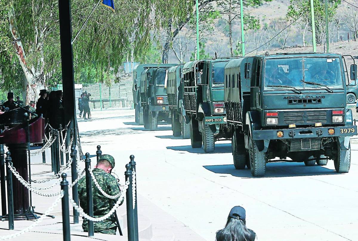 En campaña, Xiomara Castro dijo que enviaría a los militares a sus cuarteles, pero cambió de parecer.