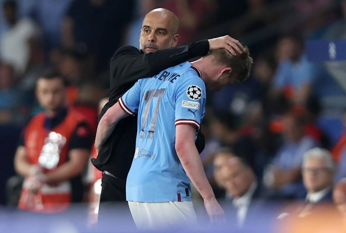 Istanbul (Turkey), 10/06/2023.- Manchester City manager Pep Guardiola consoles Kevin de Bruyne as the midfielder had to come off with an injury during the UEFA Champions League Final soccer match between Manchester City and Inter Milan, in Istanbul, Turkey, 10 June 2023. (Liga de Campeones, Turquía, Estanbul) EFE/EPA/TOLGA BOZOGLU