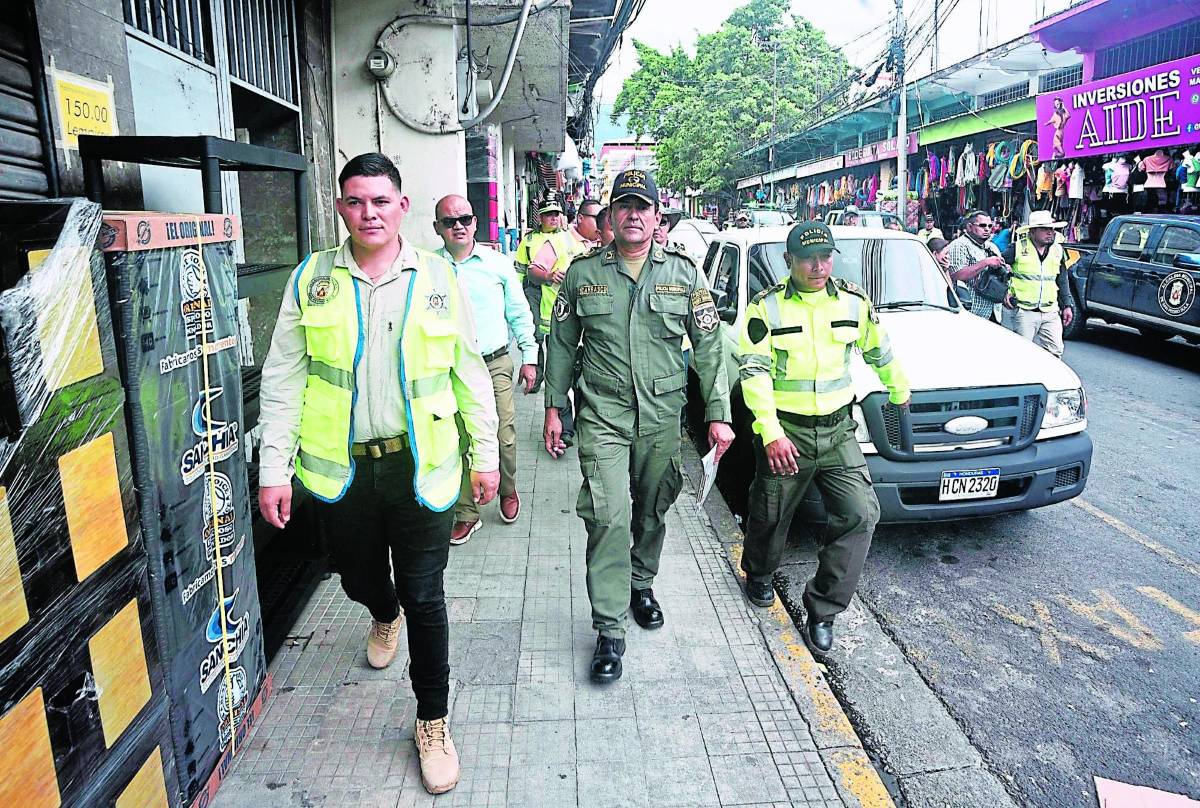 Vendedores acatan despejar vías, pero exigen reubicación