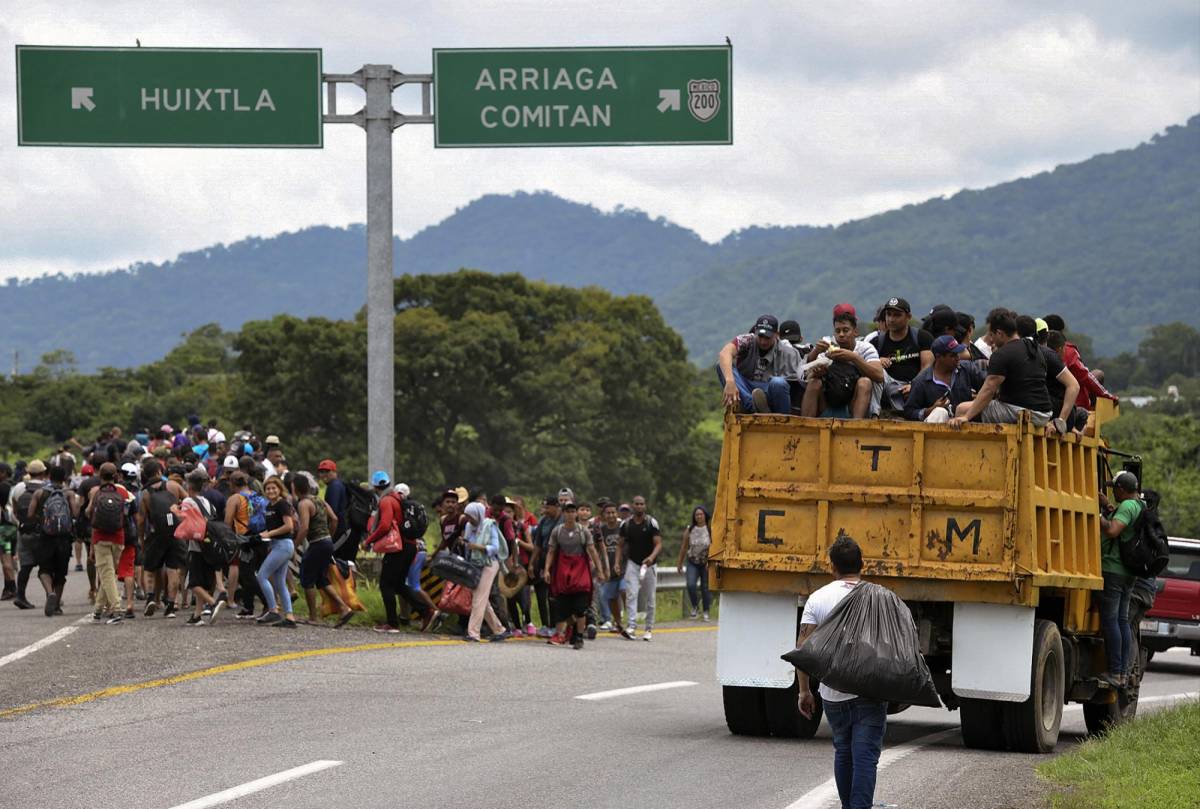 Migrantes en caravana reciben salvoconductos en México y se alistan para seguir a EEUU
