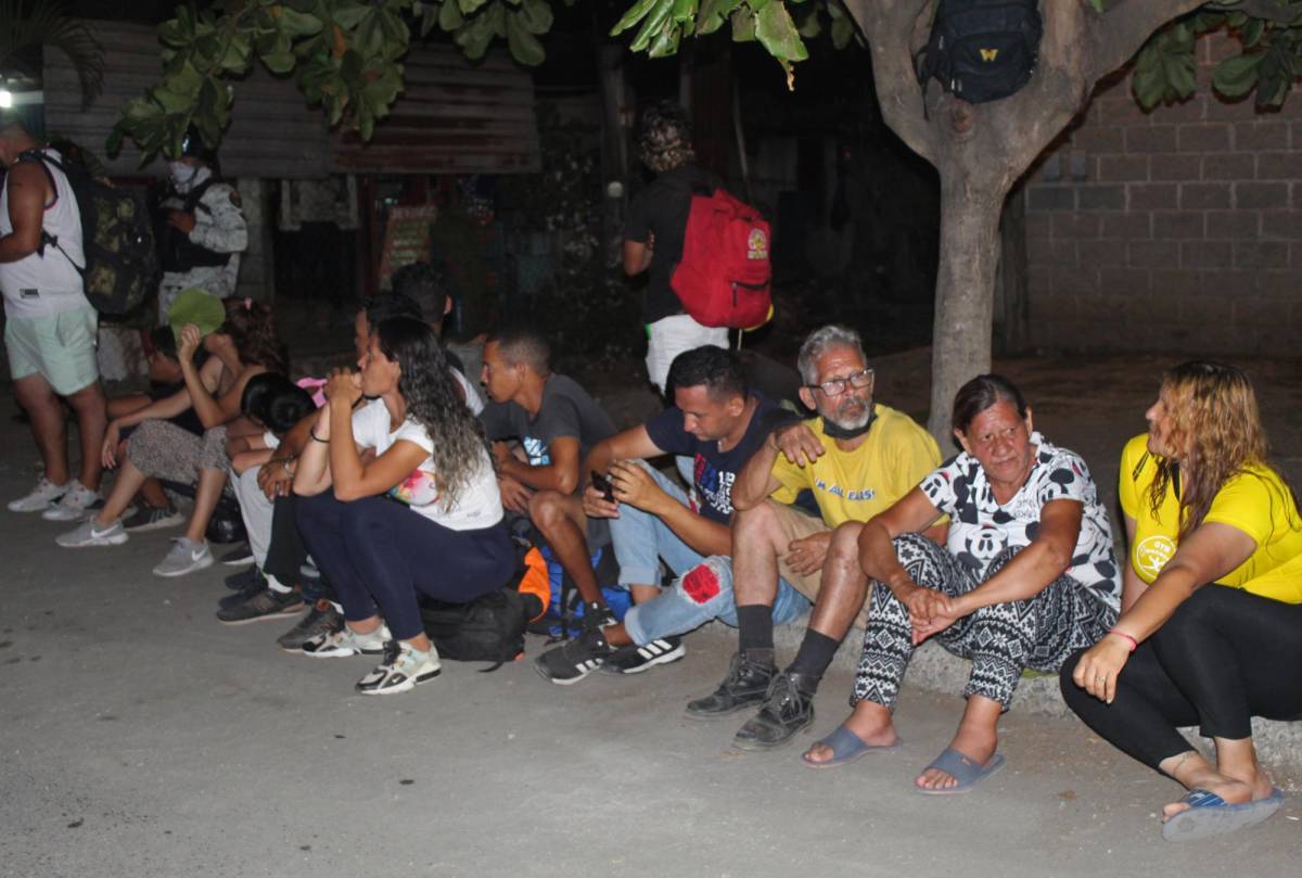 Migrantes centroamericanos se entregan hoy a personal del Instituto Nacional de Migración (INM), en la ciudad de Tapachula.