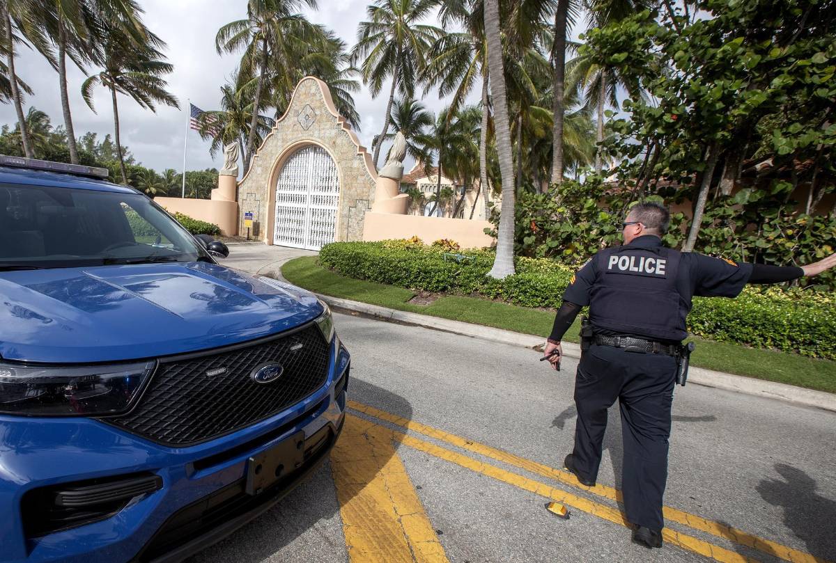 El FBI devuelve a Trump los pasaportes que se llevó durante registro, según FOX