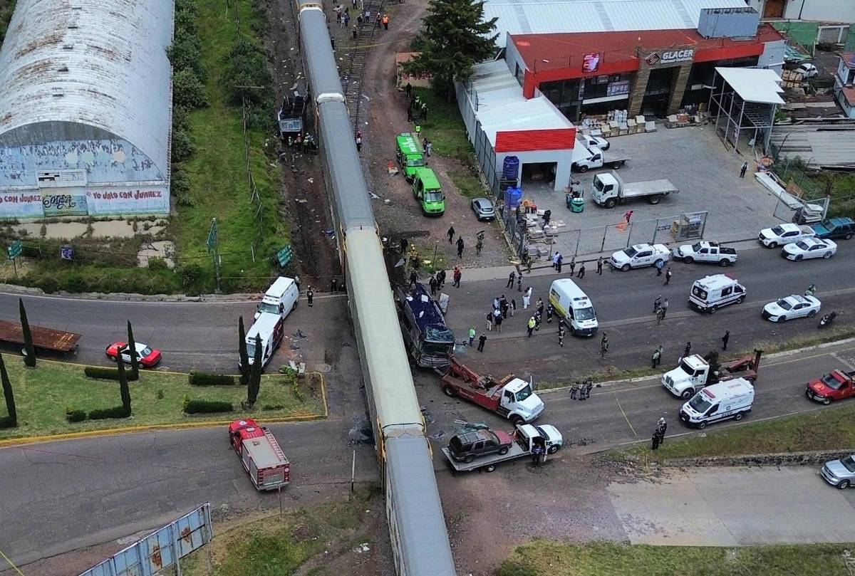 Fotos inéditas del accidente entre tren y bus que dejó al menos ocho muertos en México