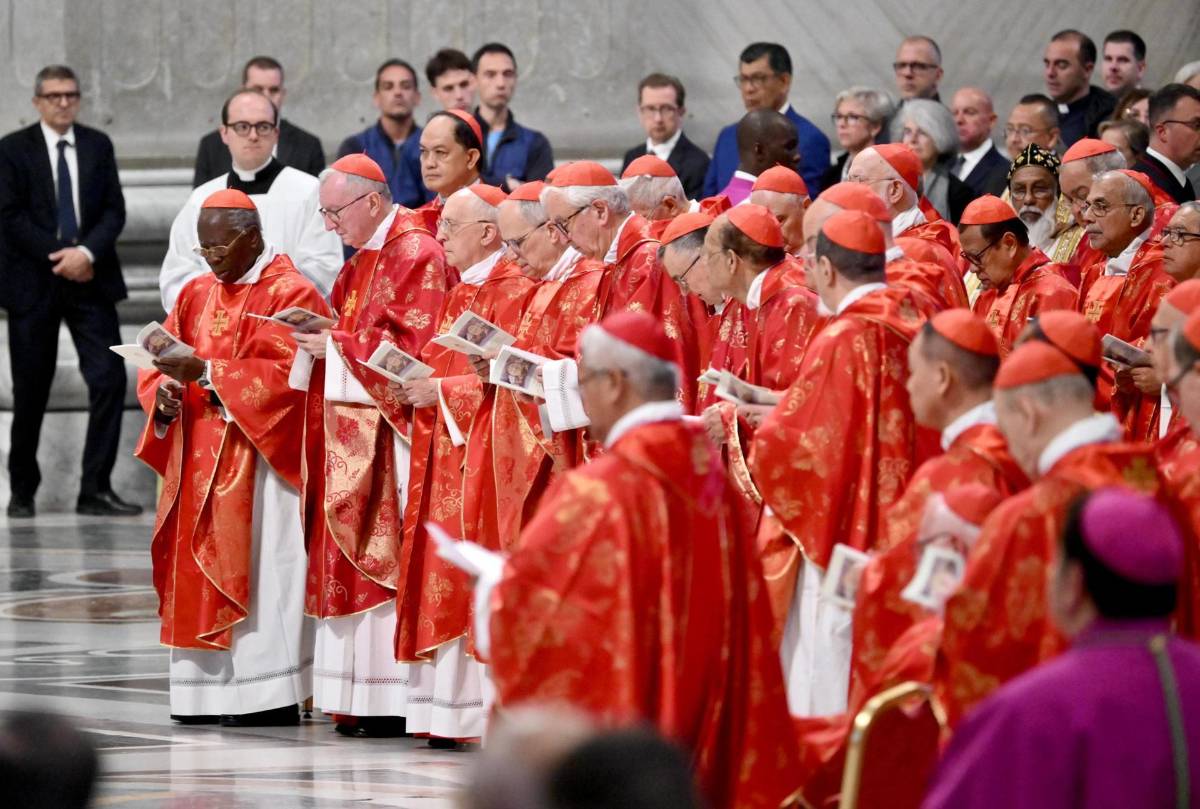 Imágenes del solemne ingreso de los cardenales a la Capilla Sixtina para iniciar el cónclave