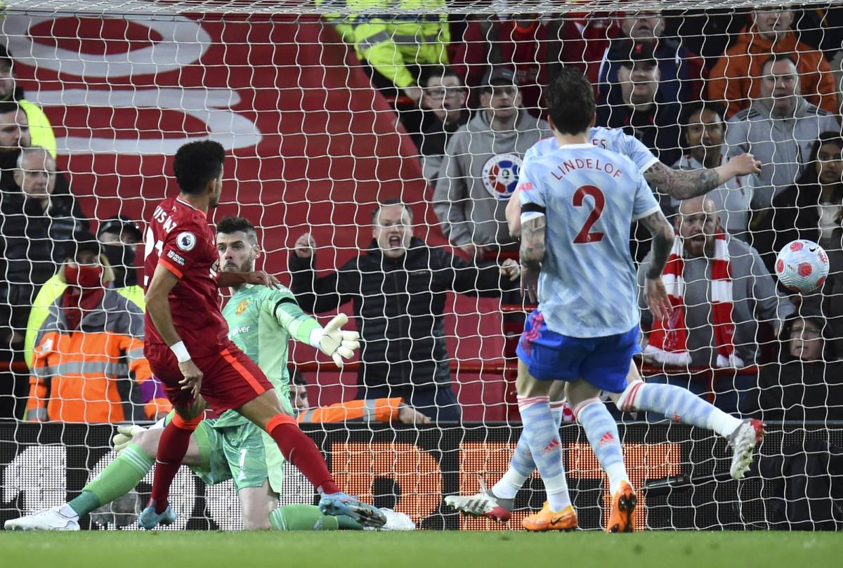 Momento en donde el colombiano Luis Díaz anotaba su gol en el clásico de Inglaterra. Foto EFE.