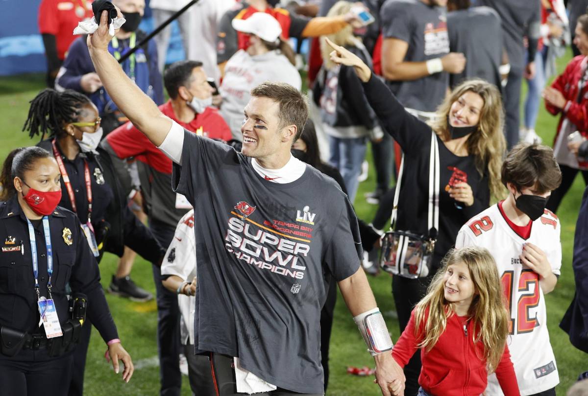 El mariscal de campo de los Tampa Bay Buccaneers, Tom Brady saluda junto a sus hijos y su esposa Gisele después de que los Buccaneers derrotaron a los Kansas City Chiefs para ganar el Super Bowl LV de la Liga Nacional de Fútbol Americano en el Estadio Raymond James en Tampa, Florida, EE. UU., el 7 de febrero de 2021.
