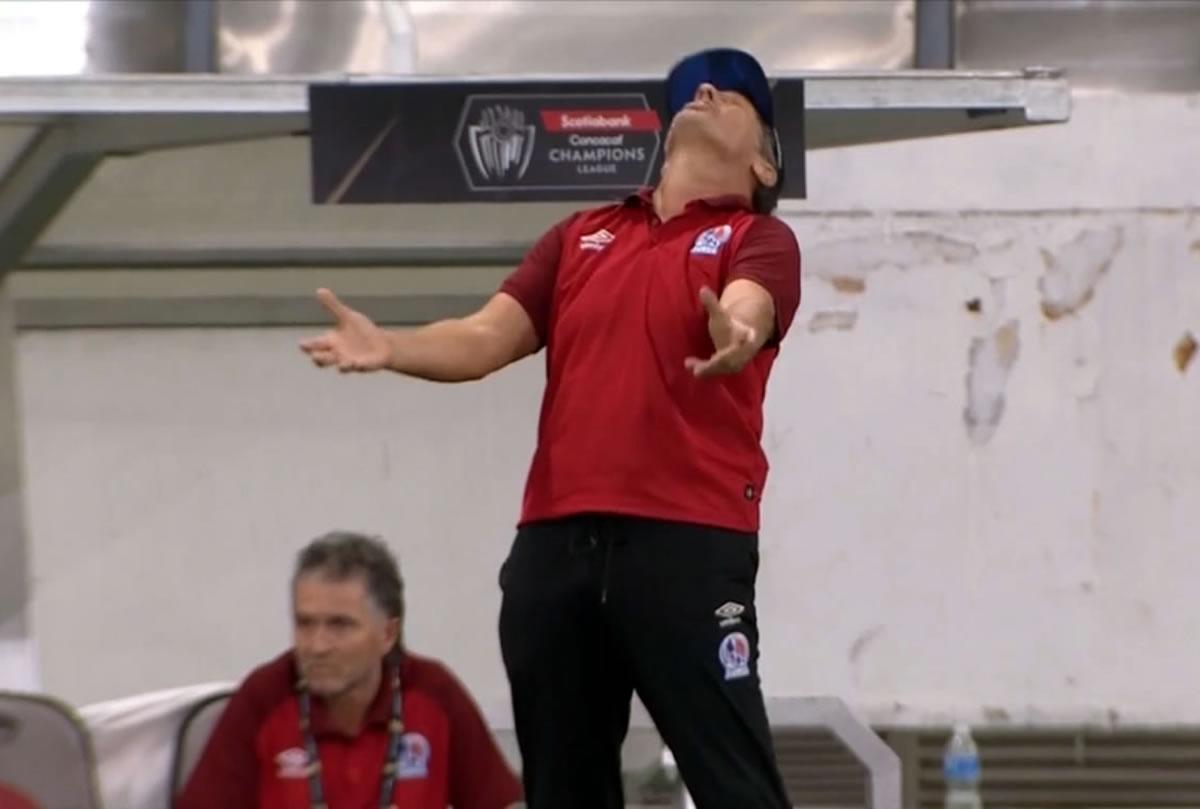 Así se lamentó Pedro Troglio tras el gol del Atlas.