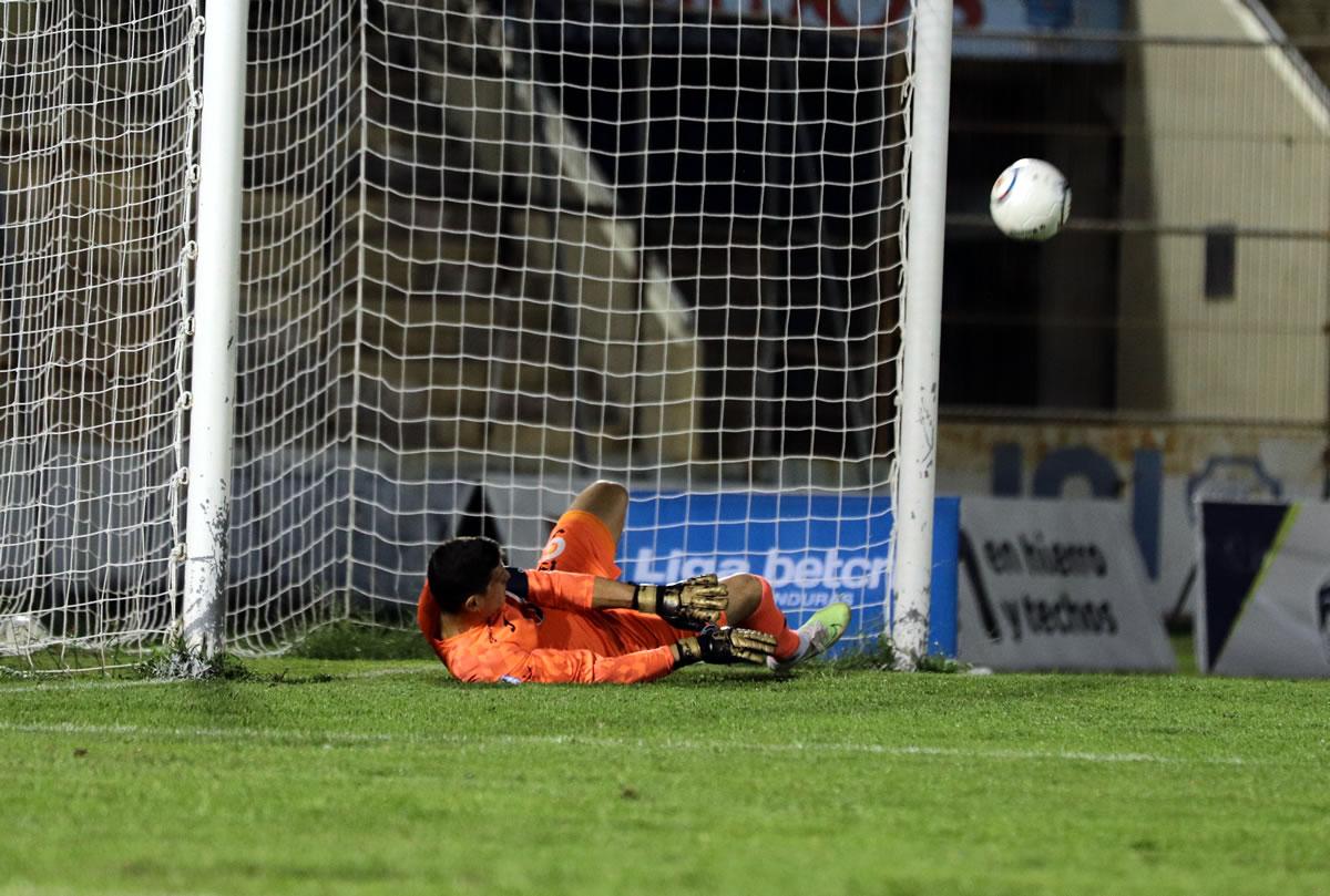 Jonathan Rougier le paró el penal a Diego Rodríguez.