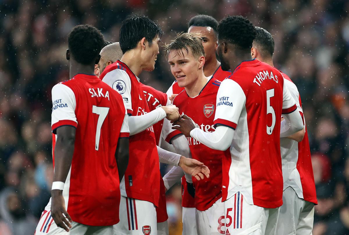 Martin Odegaard es felicitado por sus compañeros tras anotar un gol.