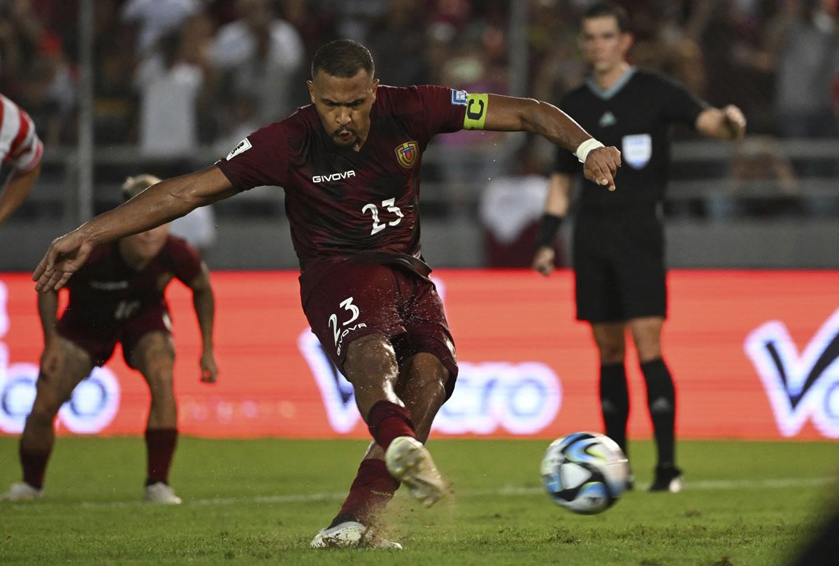 Así cobró Salomón Rondón el penal que le dio la victoria a Venezuela sobre Paraguay.