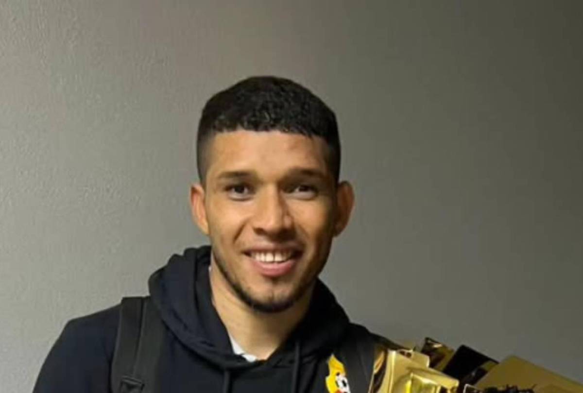 Getsel Montes con la Copa conquistada el pasado mes de diciembre con Herediano.