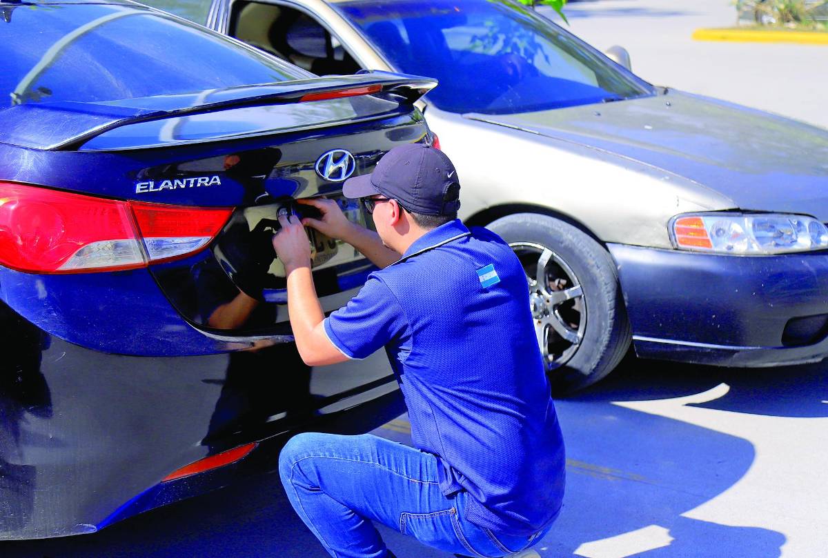 Más de 121,000 carros portan placas digitales a nivel nacional