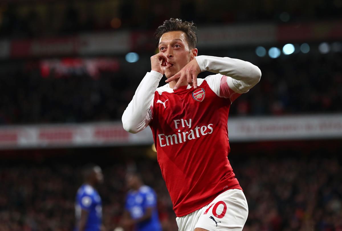 Özil en el Arsenal jugó más encuentros (entre 2013 y 2020), con un total de 254 duelos, 44 goles y 79 asistencias, y donde levantó cuatro FA Cup y cuatro Community Shield.