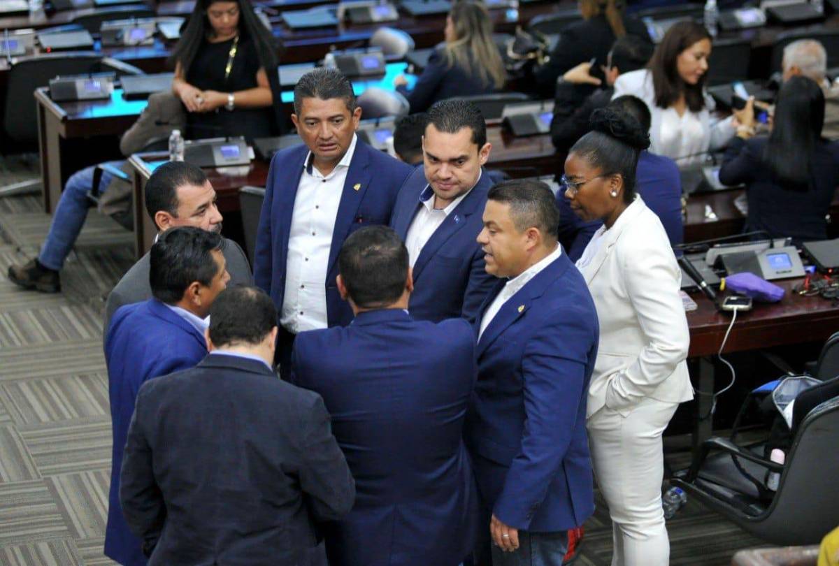 Opositores mantienen apoyo a Marcio Cabañas como fiscal general