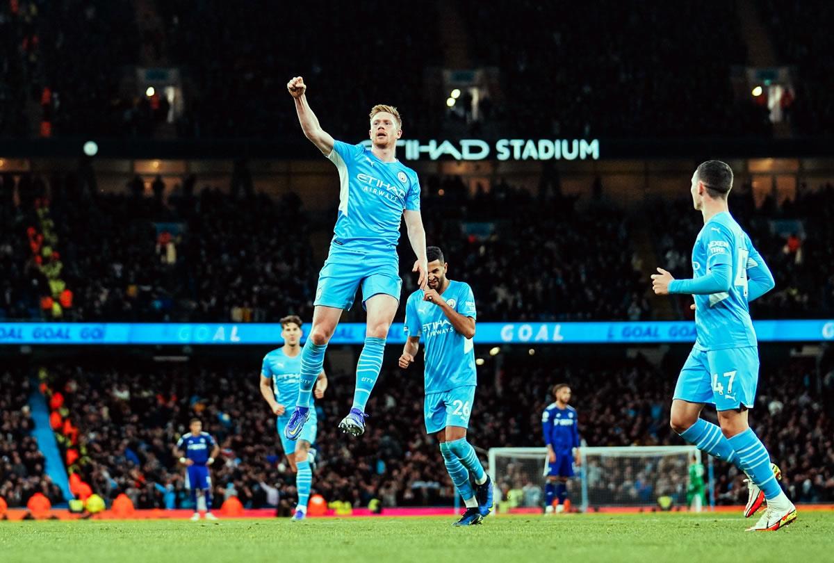 El mediocampista belga se lució con sus dos goles.