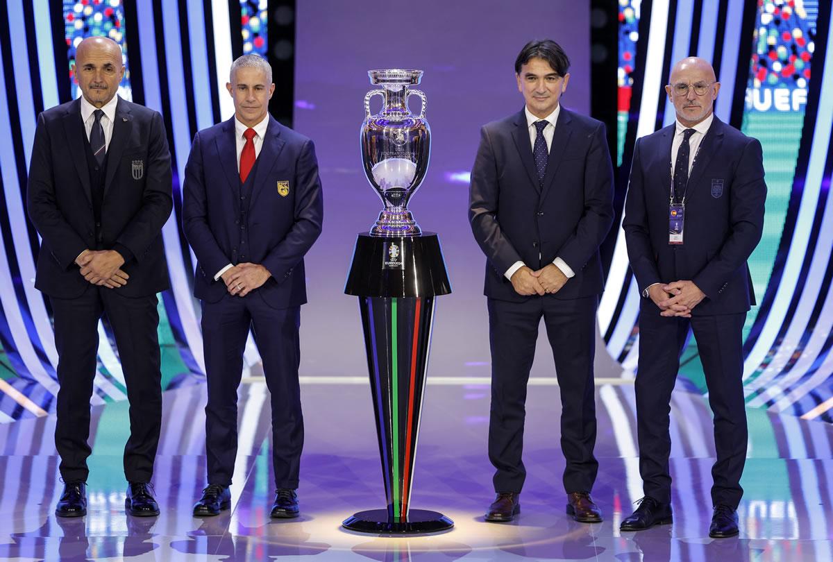 Luciano Spalletti, seleccionador de Italia, Sylvinho de Albania, Zlatko Dalic de Croacia y Luis de la Fuente de España, posando junto al trofeo de la Eurocopa.