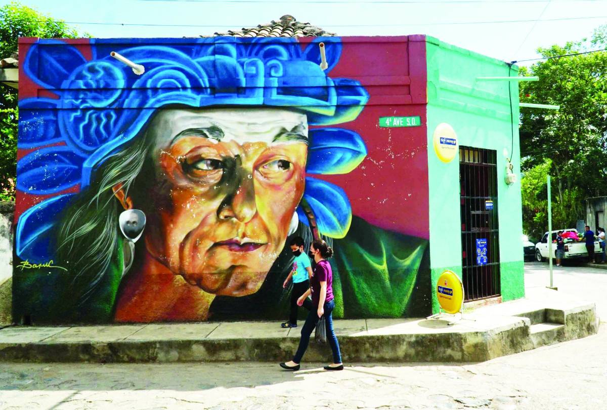 Las fachadas de las viviendas en la comunidad occidental se han convertido en una galería a cielo abierto.